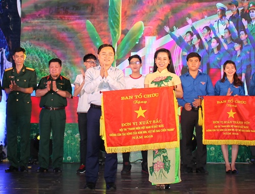 Đc Nguyễn Anh Tuấn - Bí thư Trung ương Đoàn trao giải hoàn thành xuất sắc hội thi cho Đoàn trường Đại học Quy Nhơn